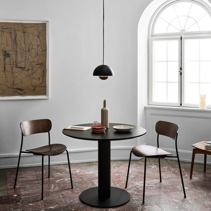 In Between SK11 Eettafel, gerookt geolied eikenhout, matzwart metalen onderstel &Tradition