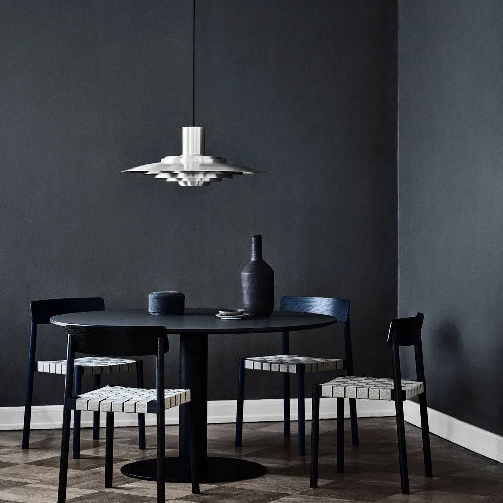 In Between SK12 Eettafel, gerookt geolied eikenhout, matzwart metalen onderstel &Tradition