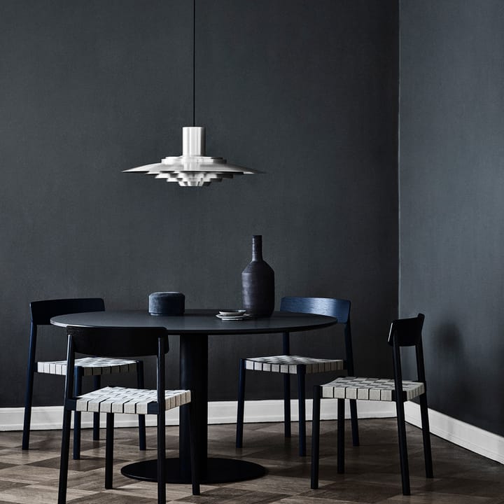 In Between SK12 Eettafel, gerookt geolied eikenhout, matzwart metalen onderstel &Tradition
