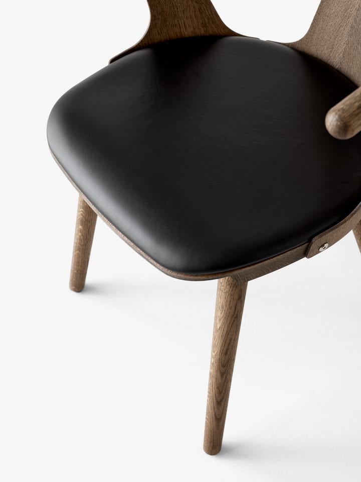 In Between SK2 stoel, Gerookte geoliede eik-Noble black leather &Tradition