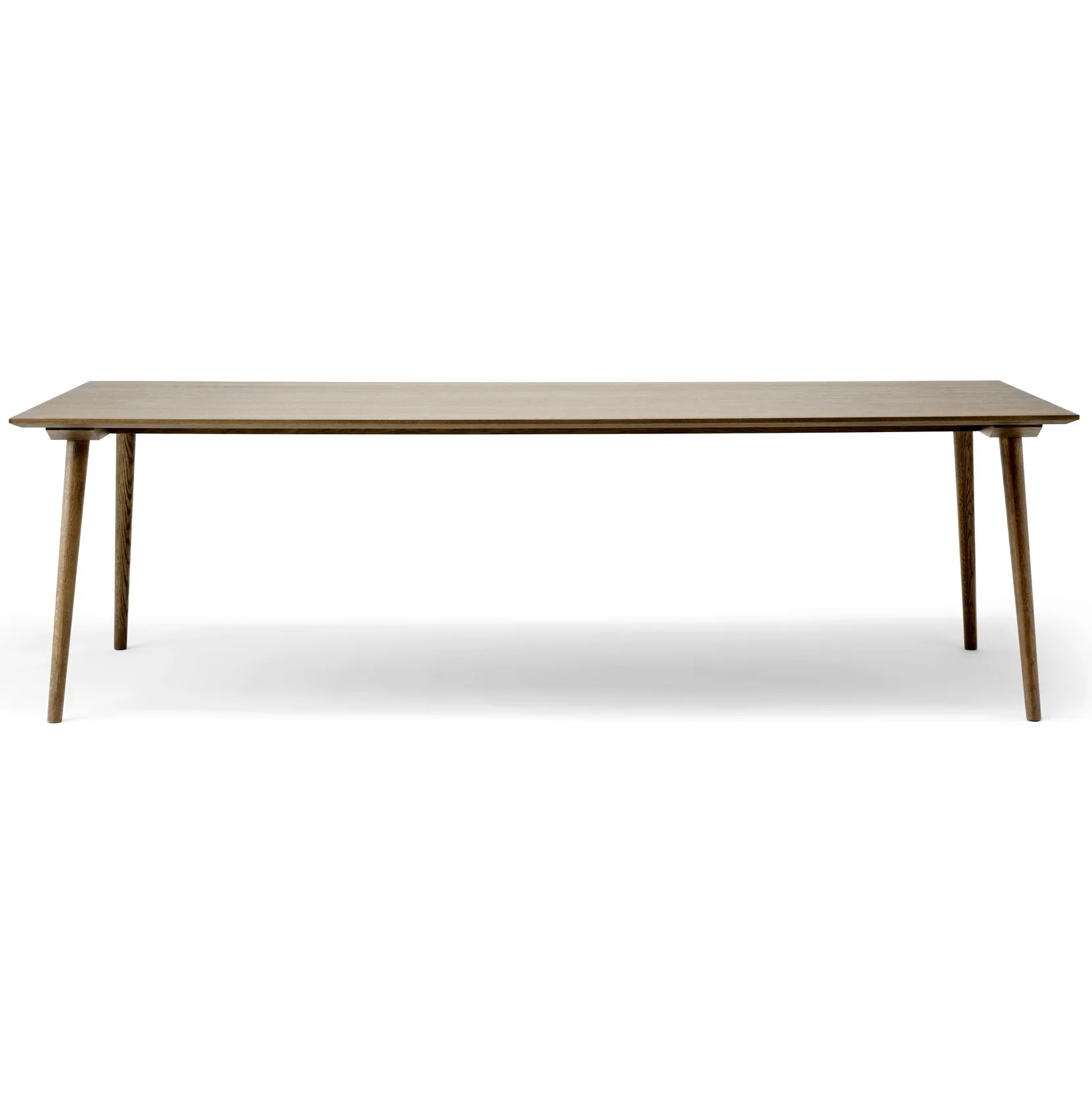 In Between tafel SK6, Gerookt gelakt eikenhout &Tradition