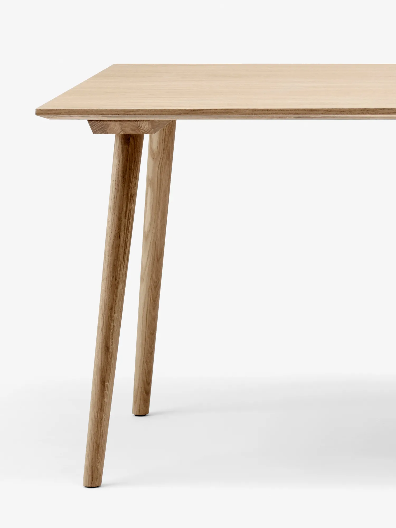 In Between tafel SK6, Transparantgelakt eikenhout &Tradition