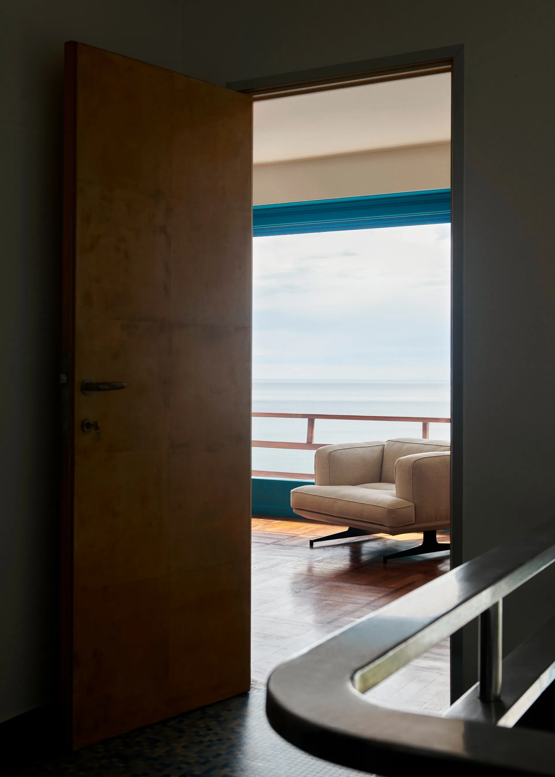 Inland AV21 fauteuil, Clay 0011-warm black &Tradition