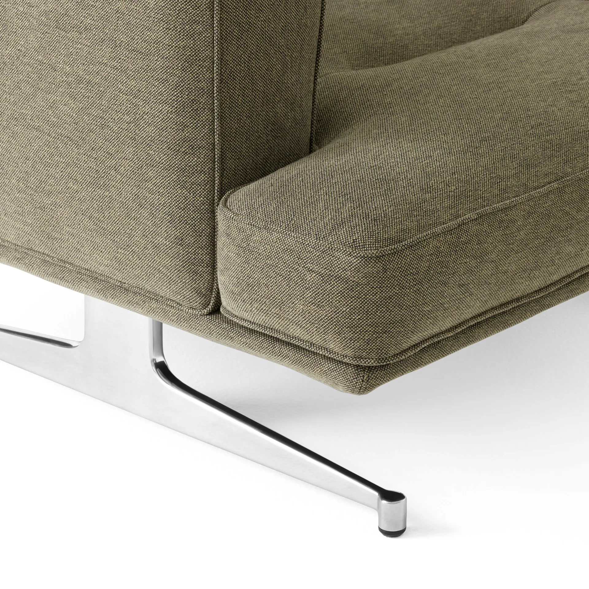 Inland AV21 fauteuil, Clay 0014-polished aluminium &Tradition