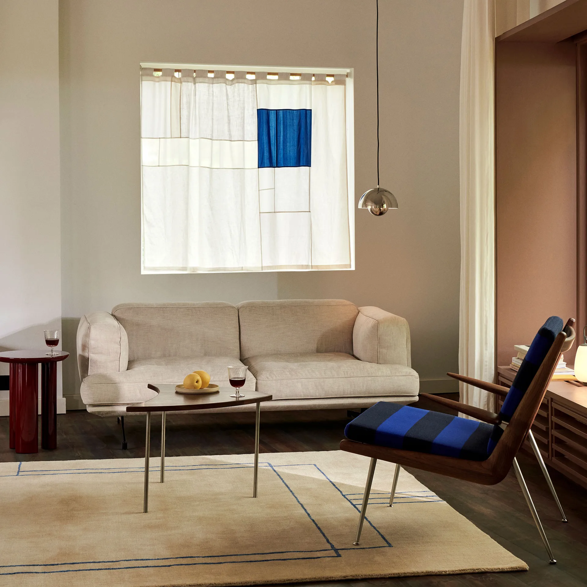 Inland AV22 2-zitsbank, Clay 0011-warm black &Tradition