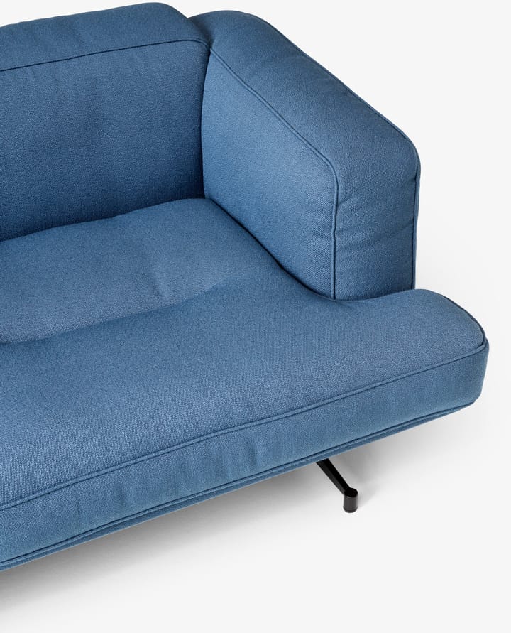 Inland AV23 3-zitsbank, Vidar 4 Denim Blue 733-zwarte poten &Tradition