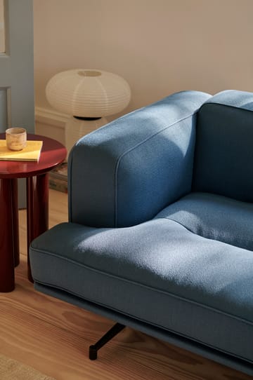 Inland AV23 3-zitsbank - Vidar 4 Denim Blue 733-zwarte poten - &Tradition