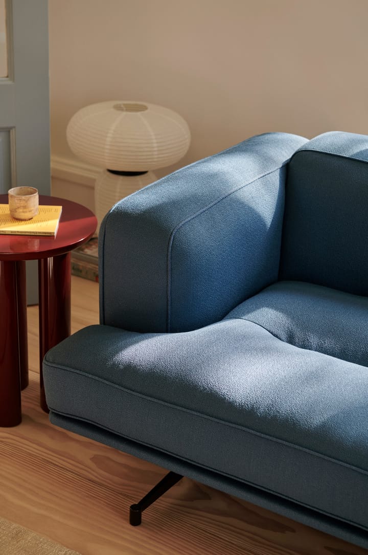 Inland AV23 3-zitsbank, Vidar 4 Denim Blue 733-zwarte poten &Tradition