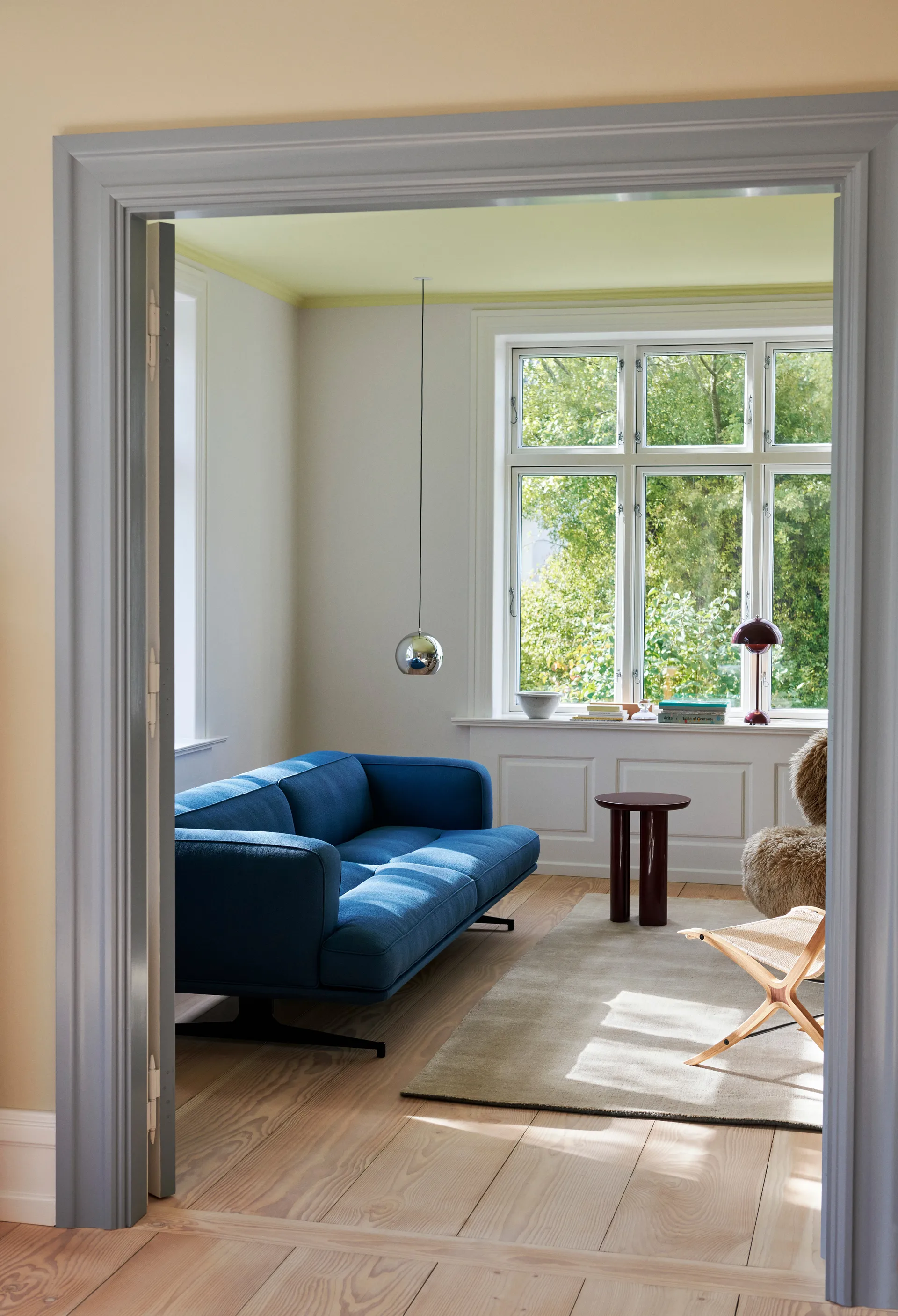 Inland AV23 3-zitsbank, Vidar 4 Denim Blue 733-zwarte poten &Tradition