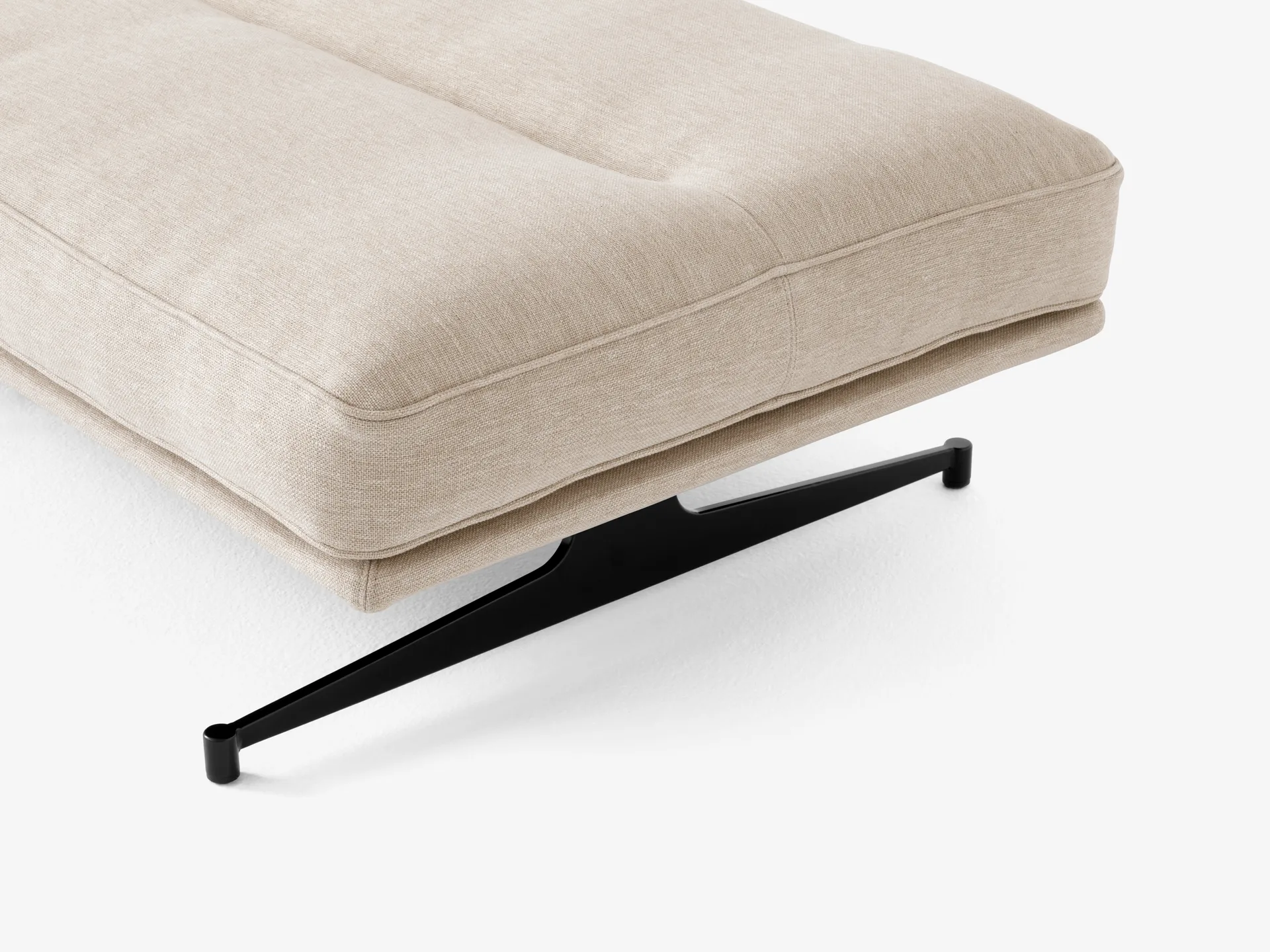 Inland AV32 poef 78x113 cm, Clay 0011-warm black &Tradition