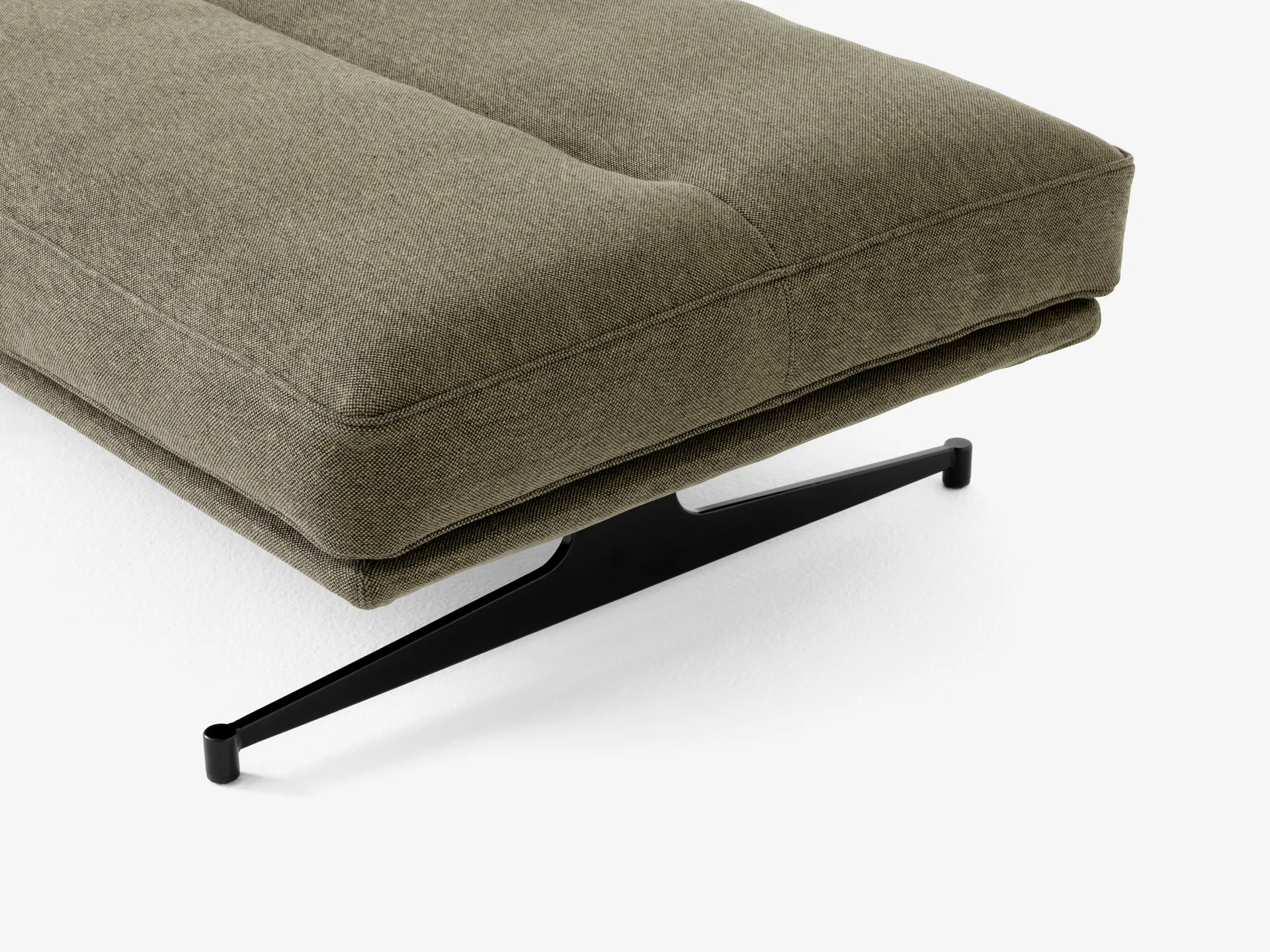 Inland AV32 poef 78x113 cm, Clay 0014-warm black &Tradition