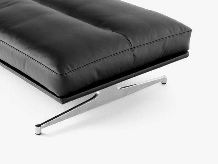 Inland AV32 poef 78x113 cm, Noble läder svart-polished alu &Tradition