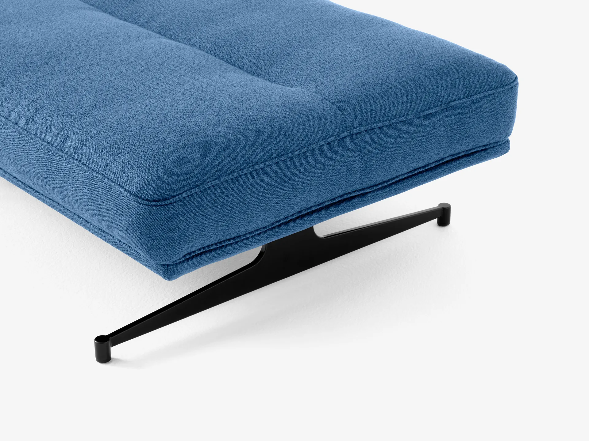 Inland AV32 poef 78x113 cm, Vidar 733-warm black &Tradition