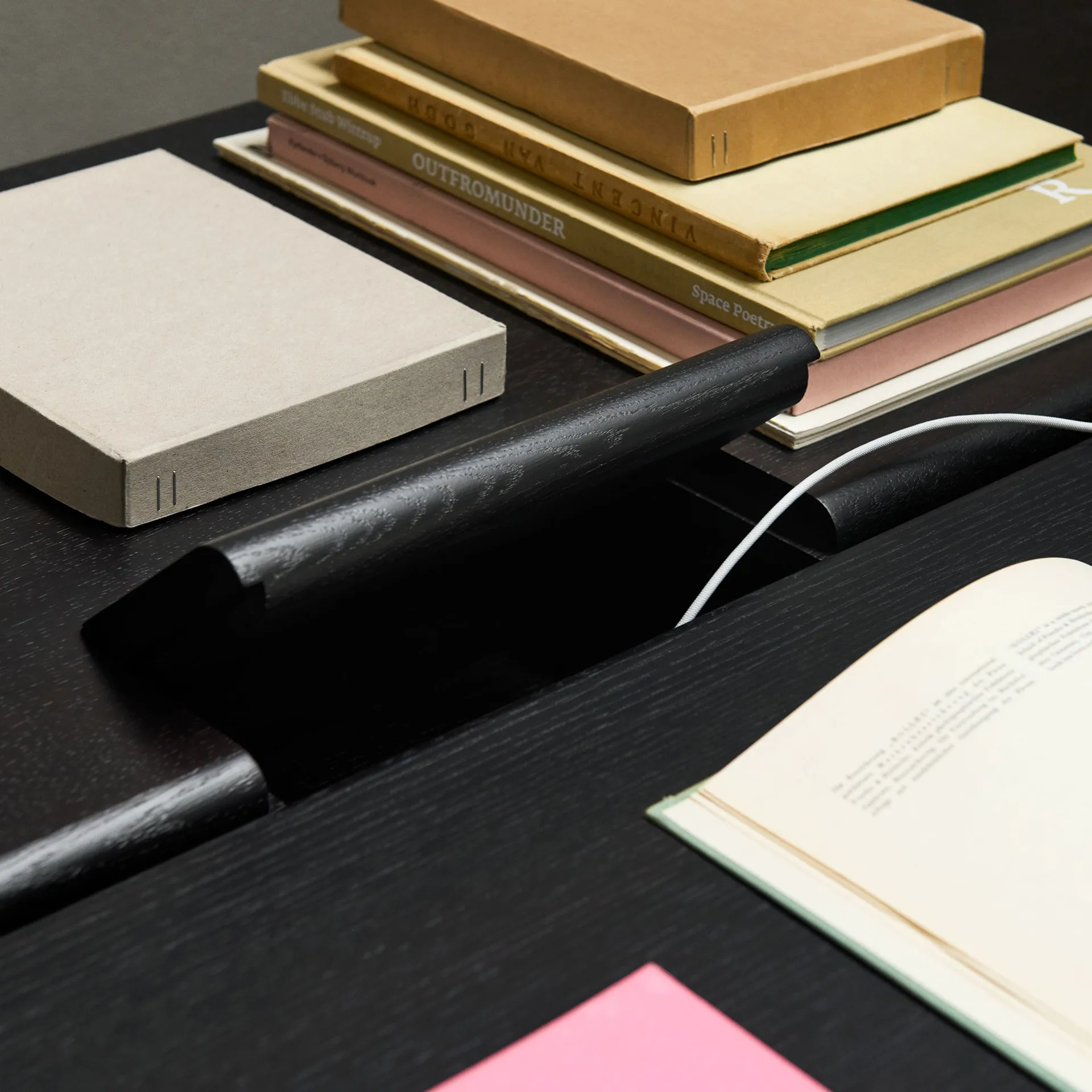 Ita OS1 eettafel met kabelbeheer 95x200 cm, Dark stained oak &Tradition