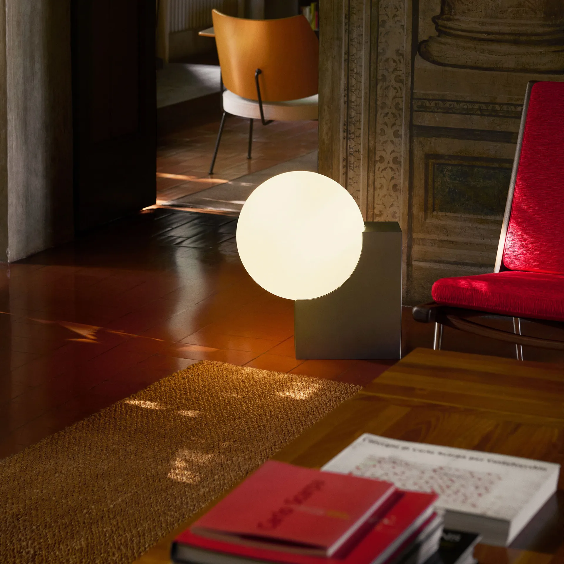 Journey SHY4 vloerlamp, Geborsteld staal-opaalglas &Tradition