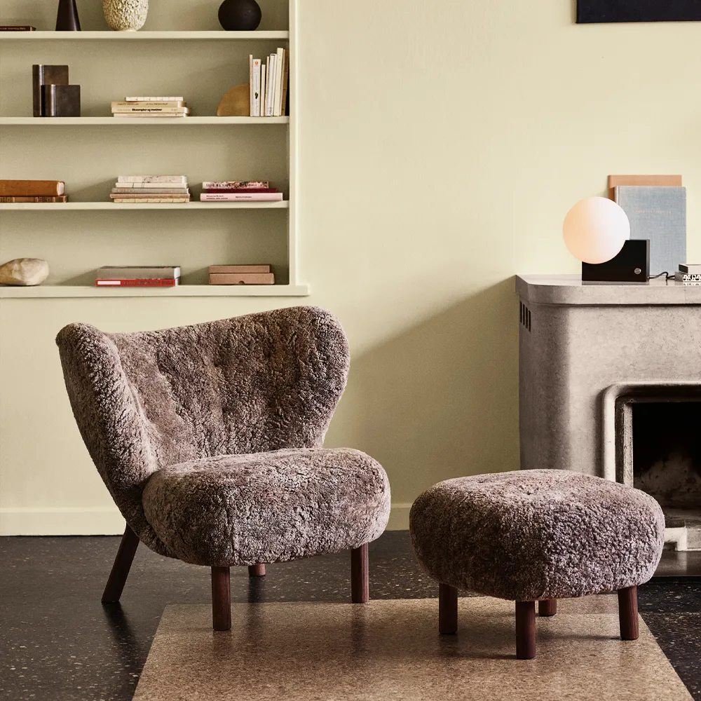 Little Petra ATD1 voetenbankje, Schapenvacht moonlight-geoliede eikenhouten poten &Tradition