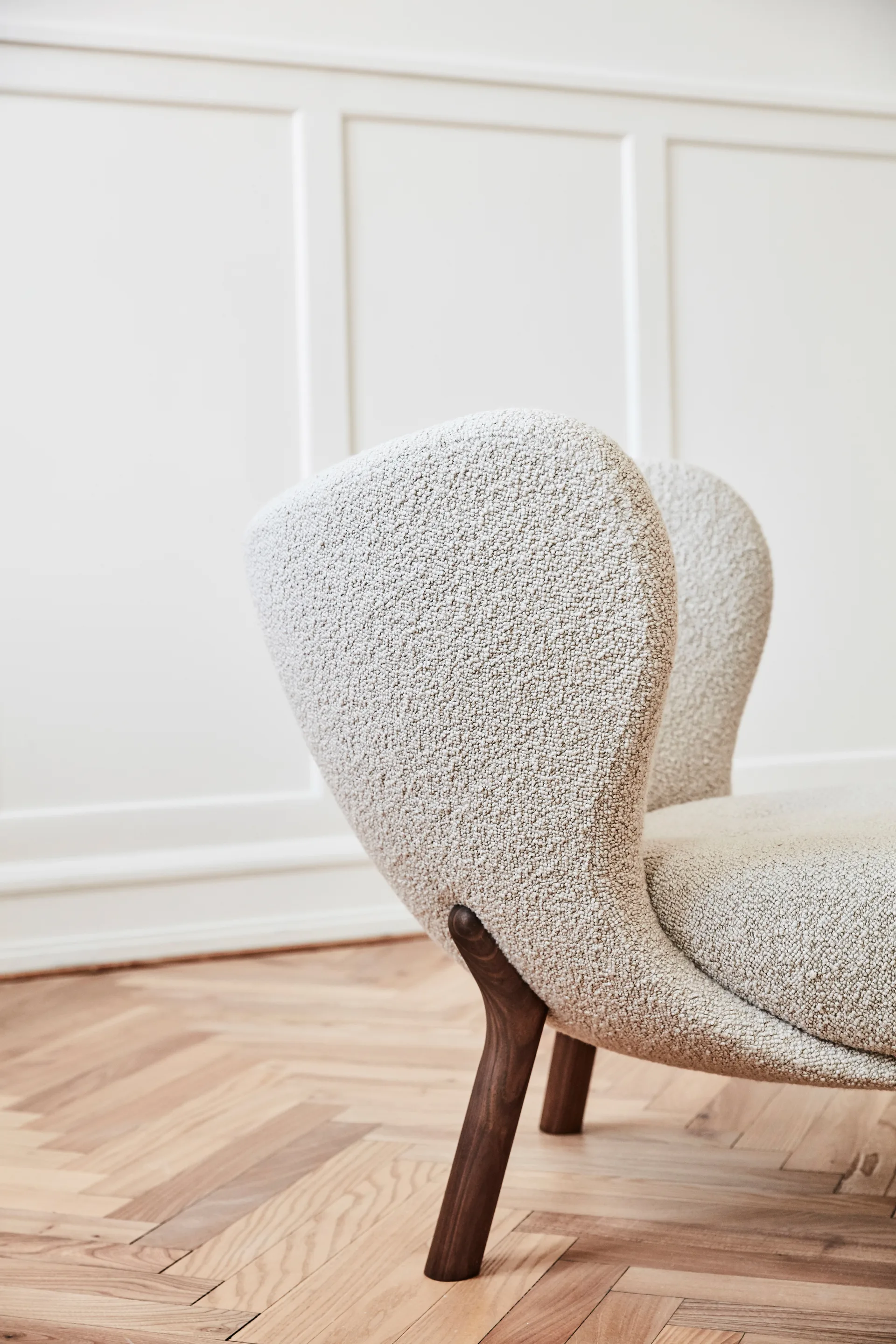 Little Petra VB1 fauteuil, Geolied walnoot-Karakorum 003 &Tradition