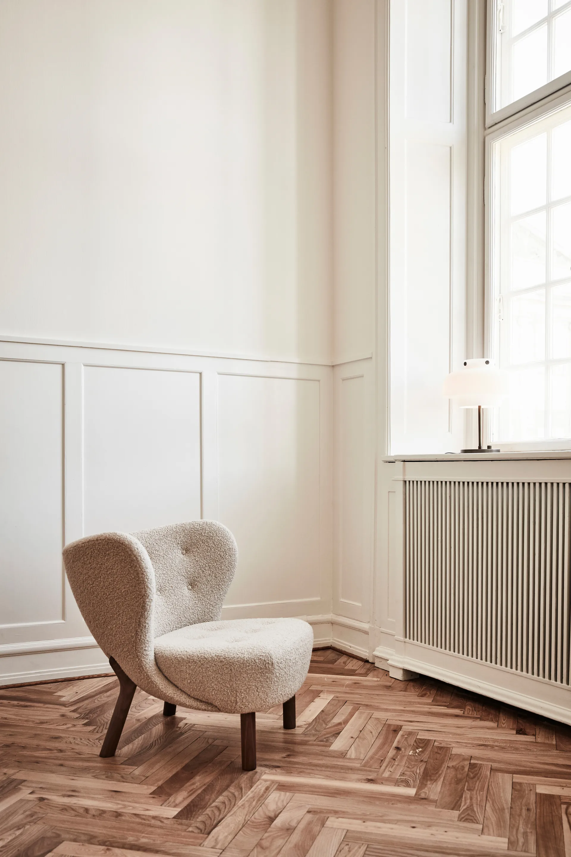 Little Petra VB1 fauteuil, Geolied walnoot-Karakorum 003 &Tradition