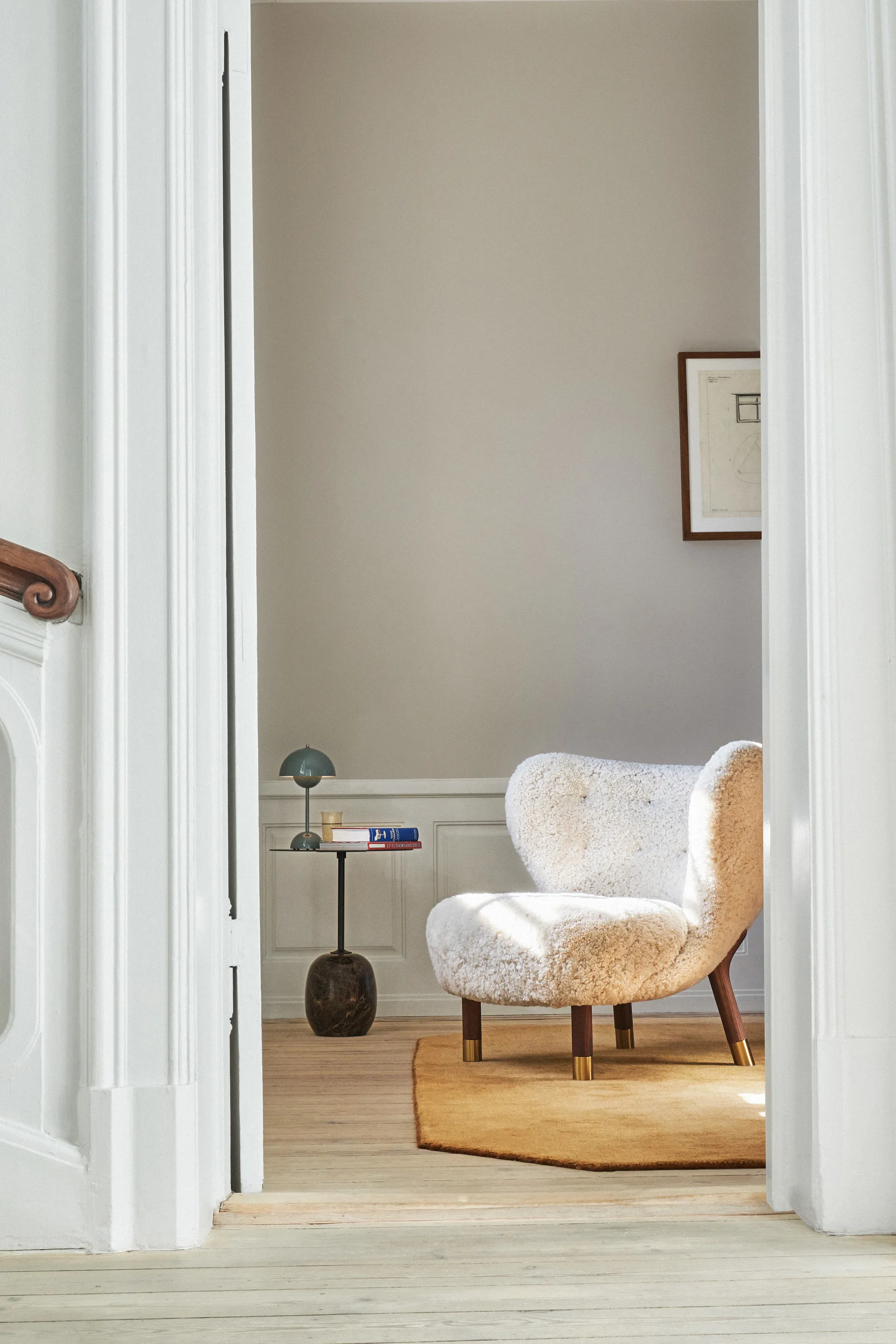 Little Petra VB1 fauteuil Limited Edition, Walnoot, messing-Moonlight &Tradition