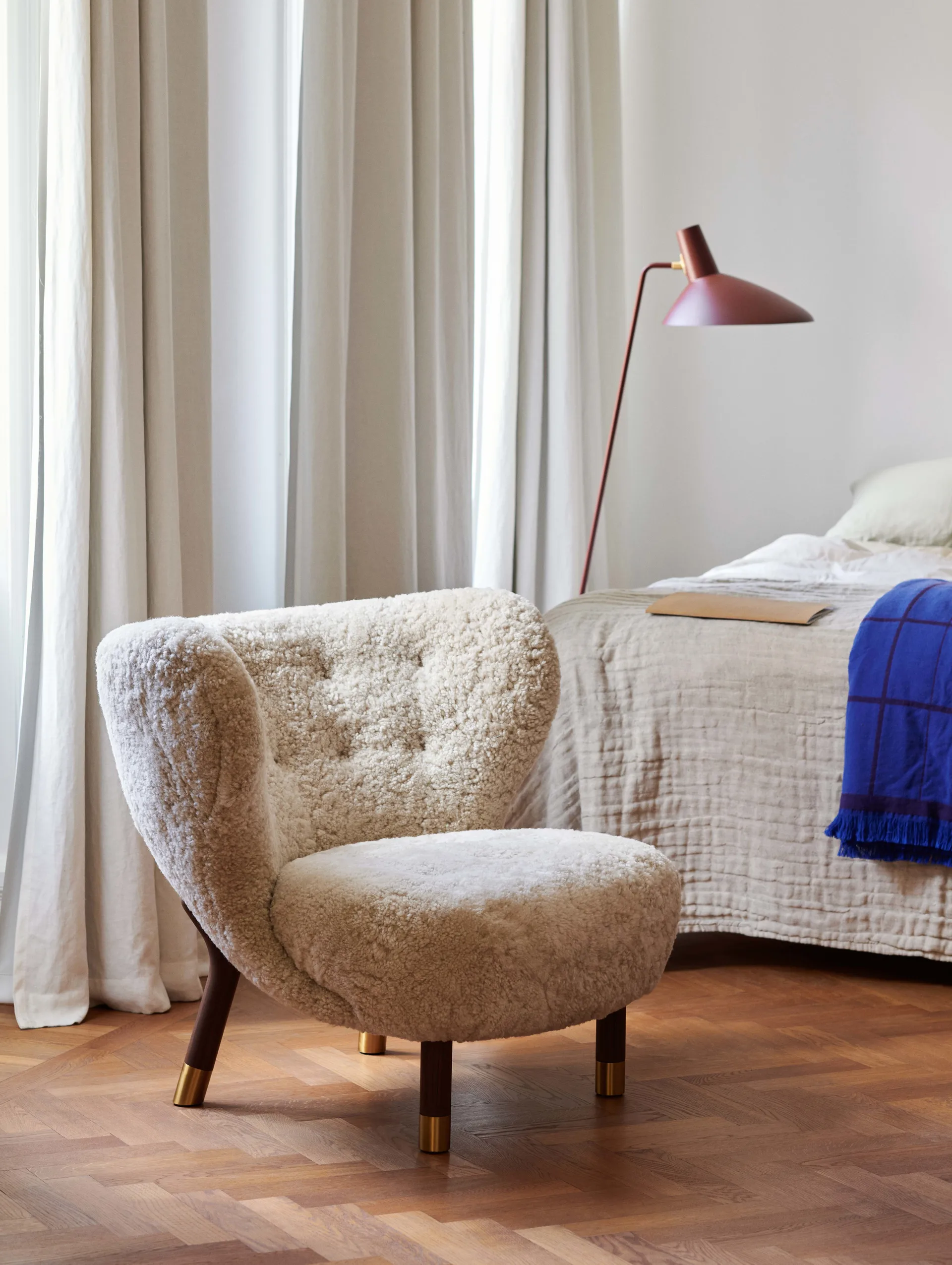 Little Petra VB1 fauteuil Limited Edition, Walnoot, messing-Moonlight &Tradition