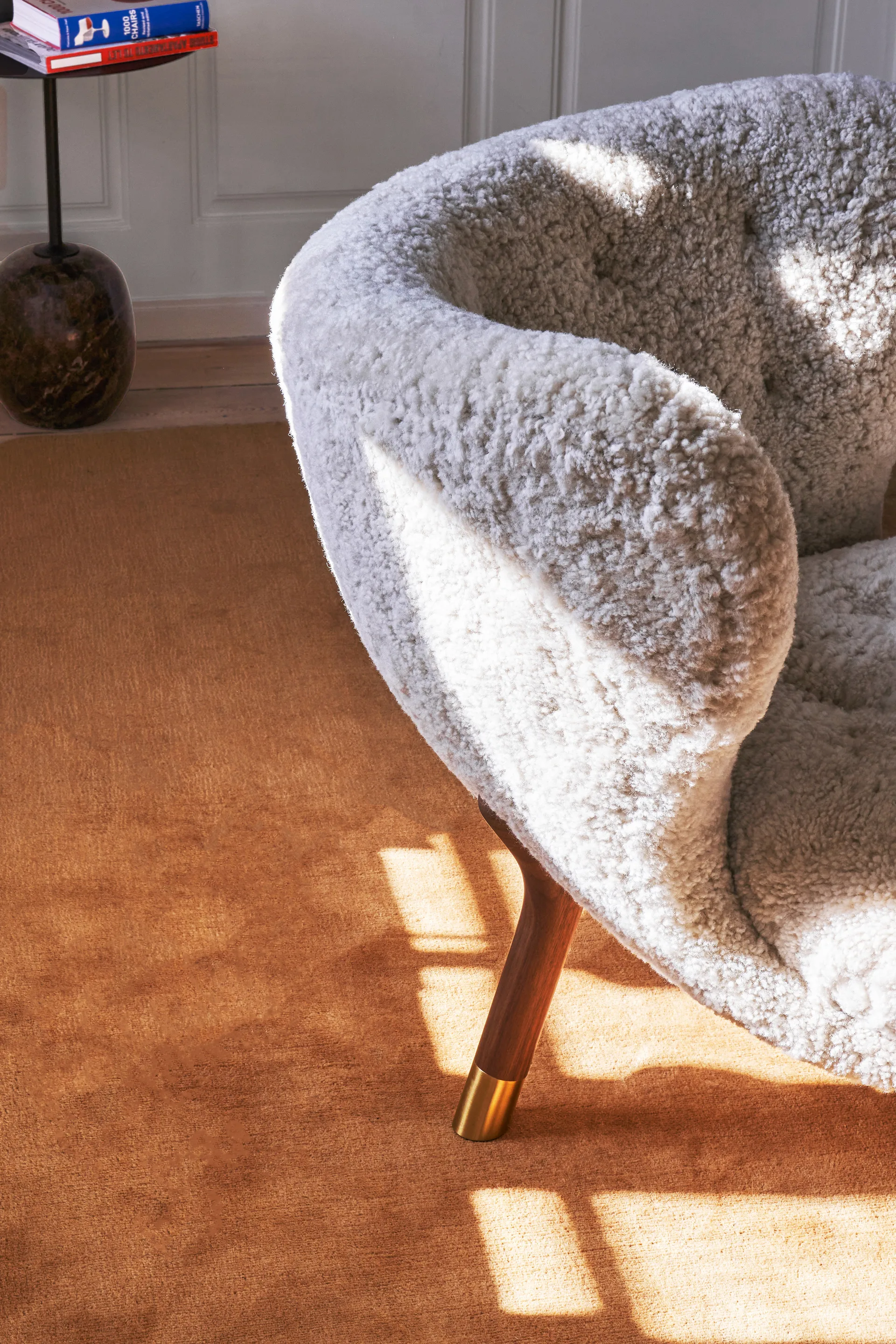 Little Petra VB1 fauteuil Limited Edition, Walnoot, messing-Moonlight &Tradition