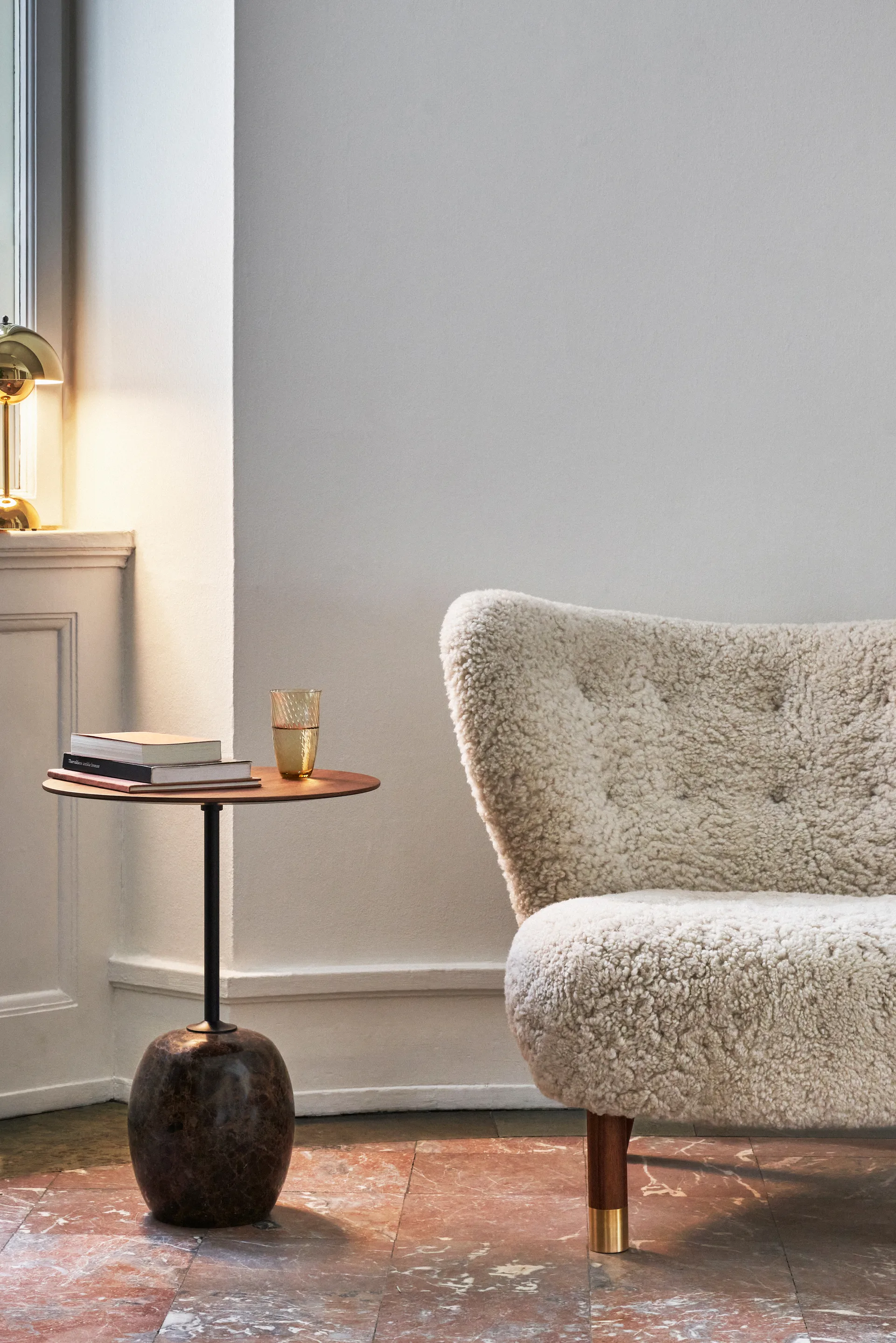 Little Petra VB1 fauteuil Limited Edition, Walnoot, messing-Moonlight &Tradition