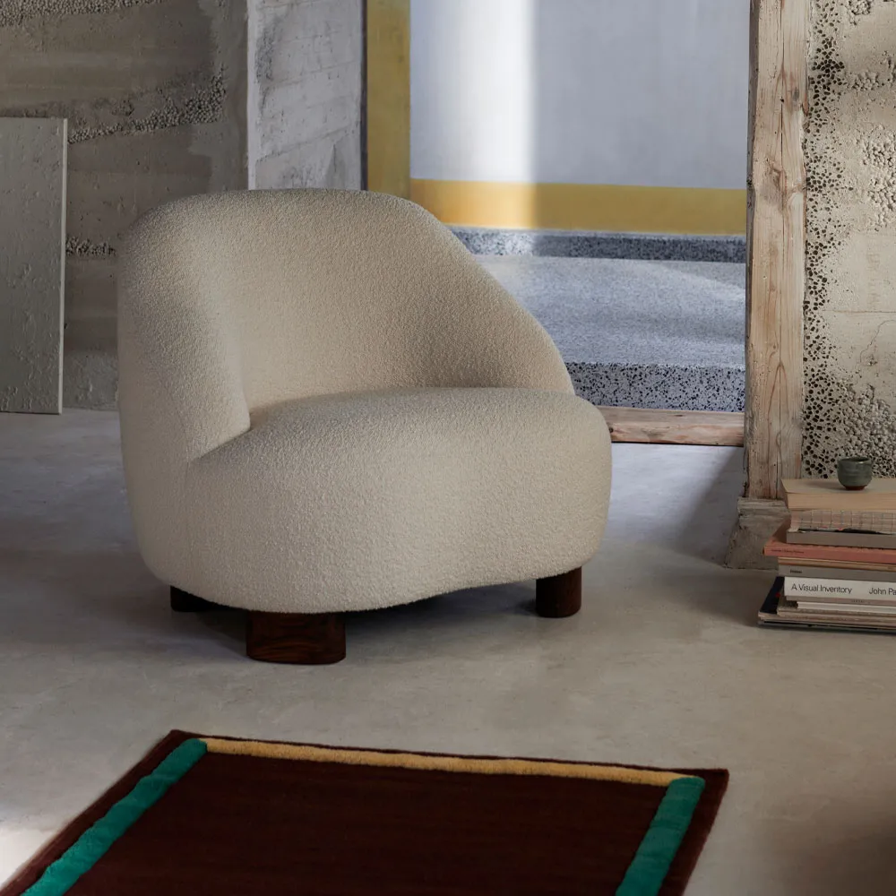 Margas LC1 fauteuil, Karakorum 001 wit-walnoothouten poten &Tradition