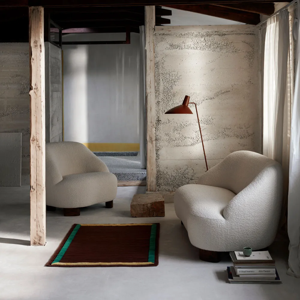 Margas LC1 fauteuil, Karakorum 001 wit-walnoothouten poten &Tradition