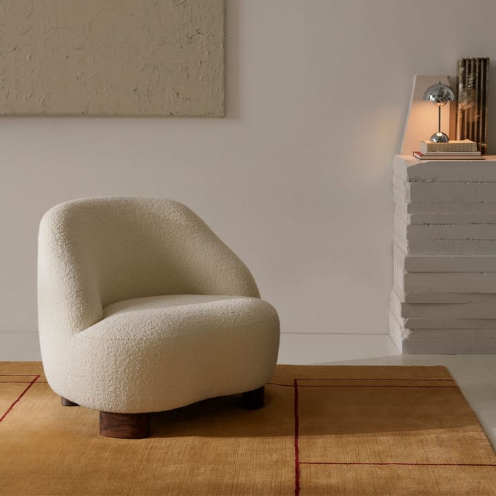 Margas LC1 fauteuil, Karakorum 001 wit-walnoothouten poten &Tradition