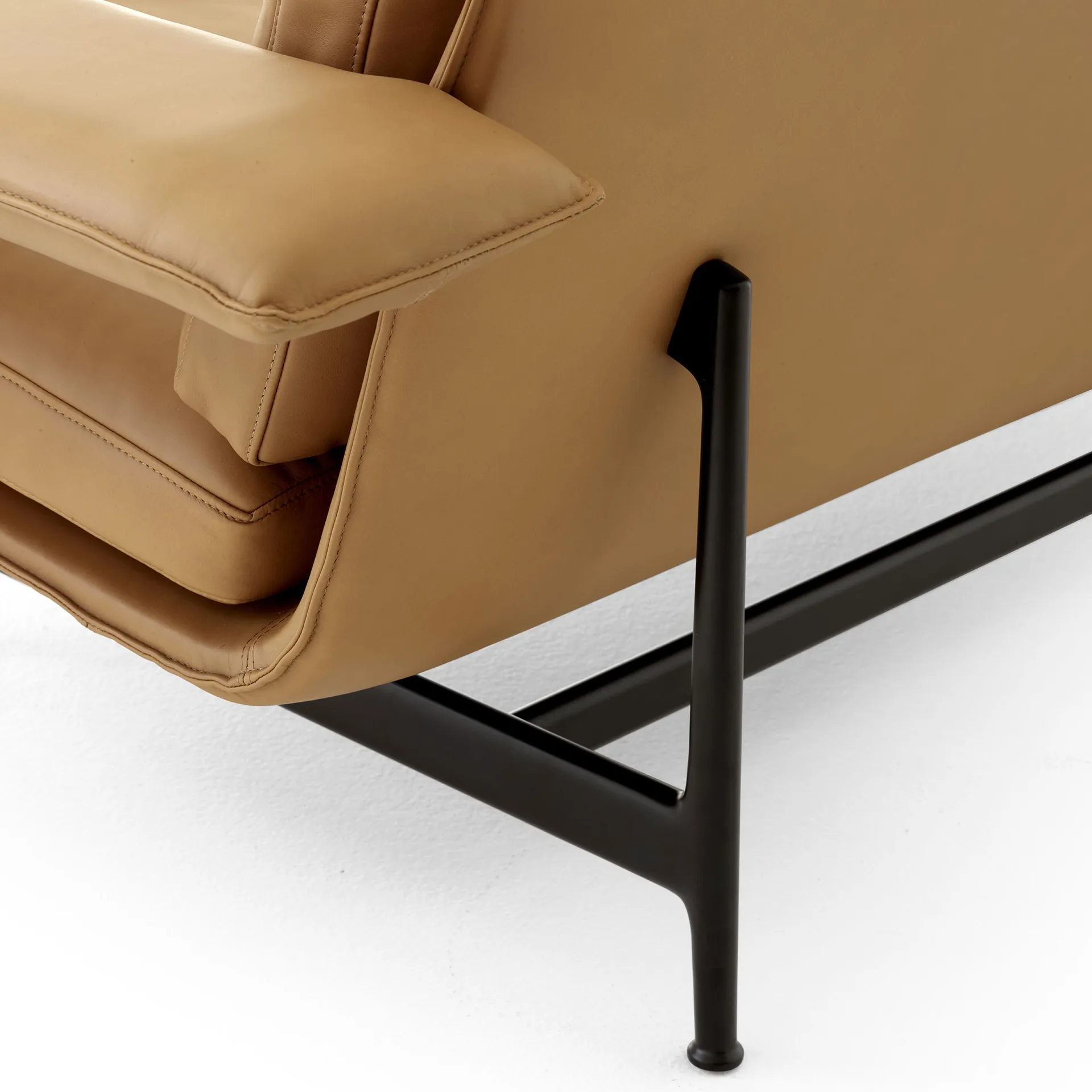 Meantime AV30 2-zits bank, Warm black-Noble leather Cognac &Tradition