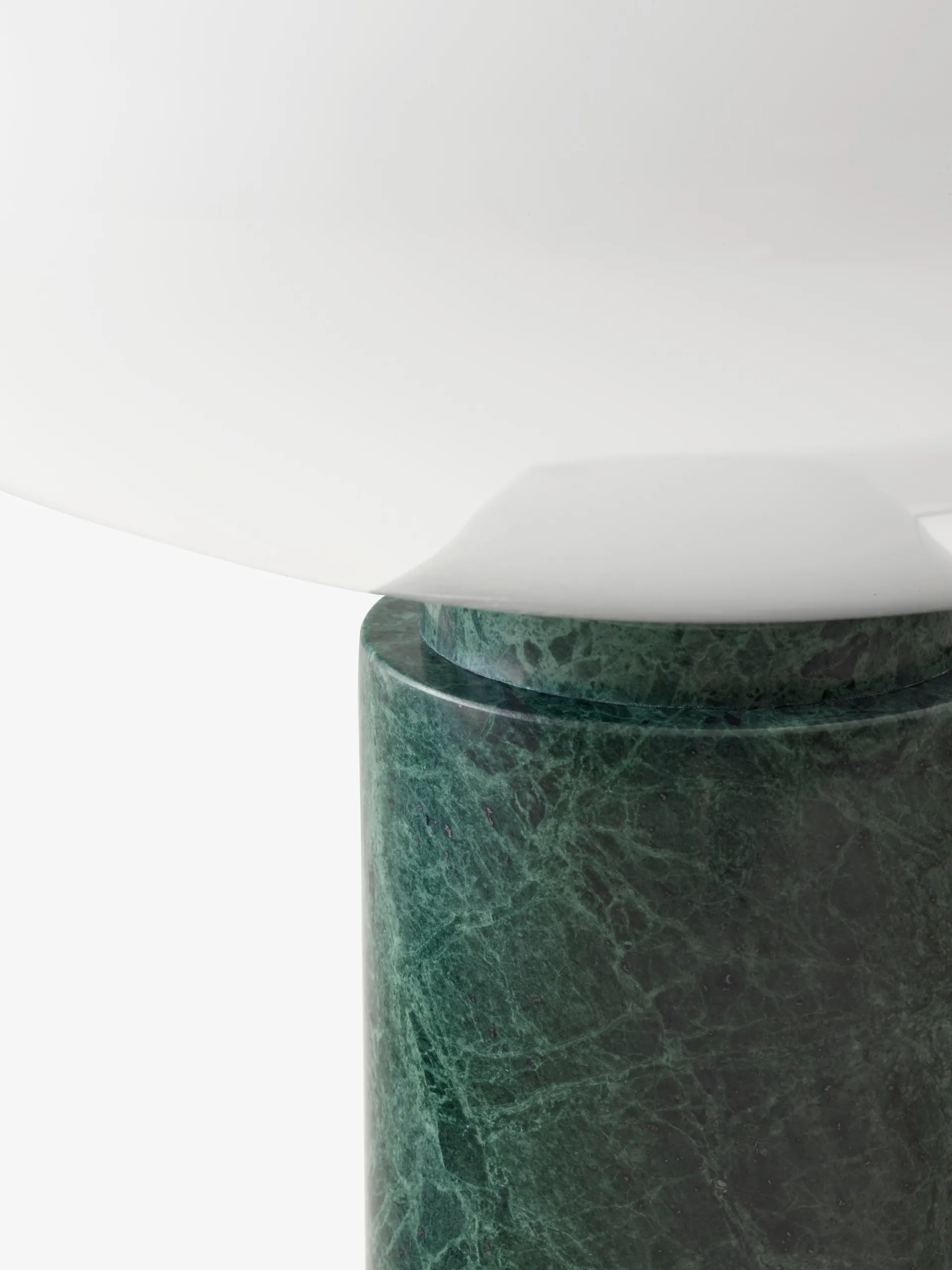 Mist AP17 tafellamp Ø37 cm, Matt White & Guatemala Verde &Tradition