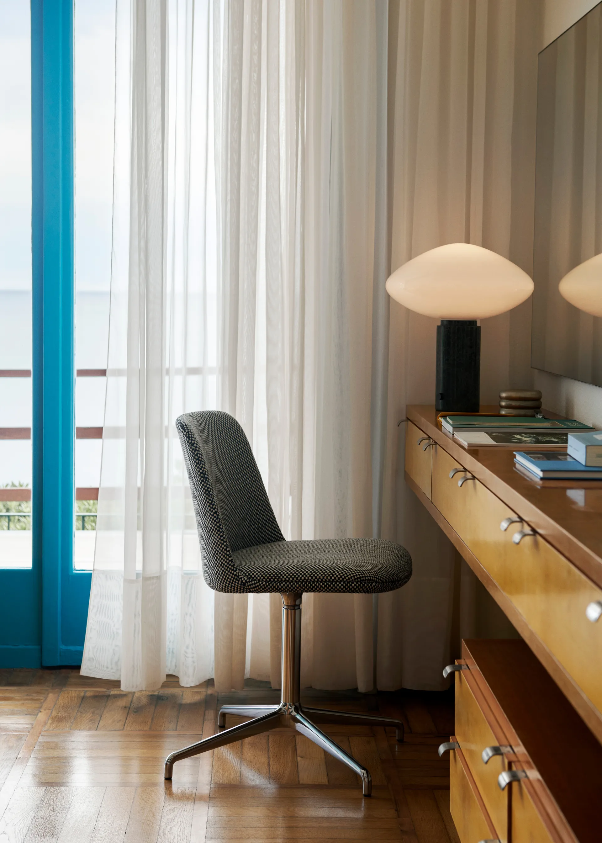 Mist AP17 tafellamp Ø37 cm, Matt White & Guatemala Verde &Tradition