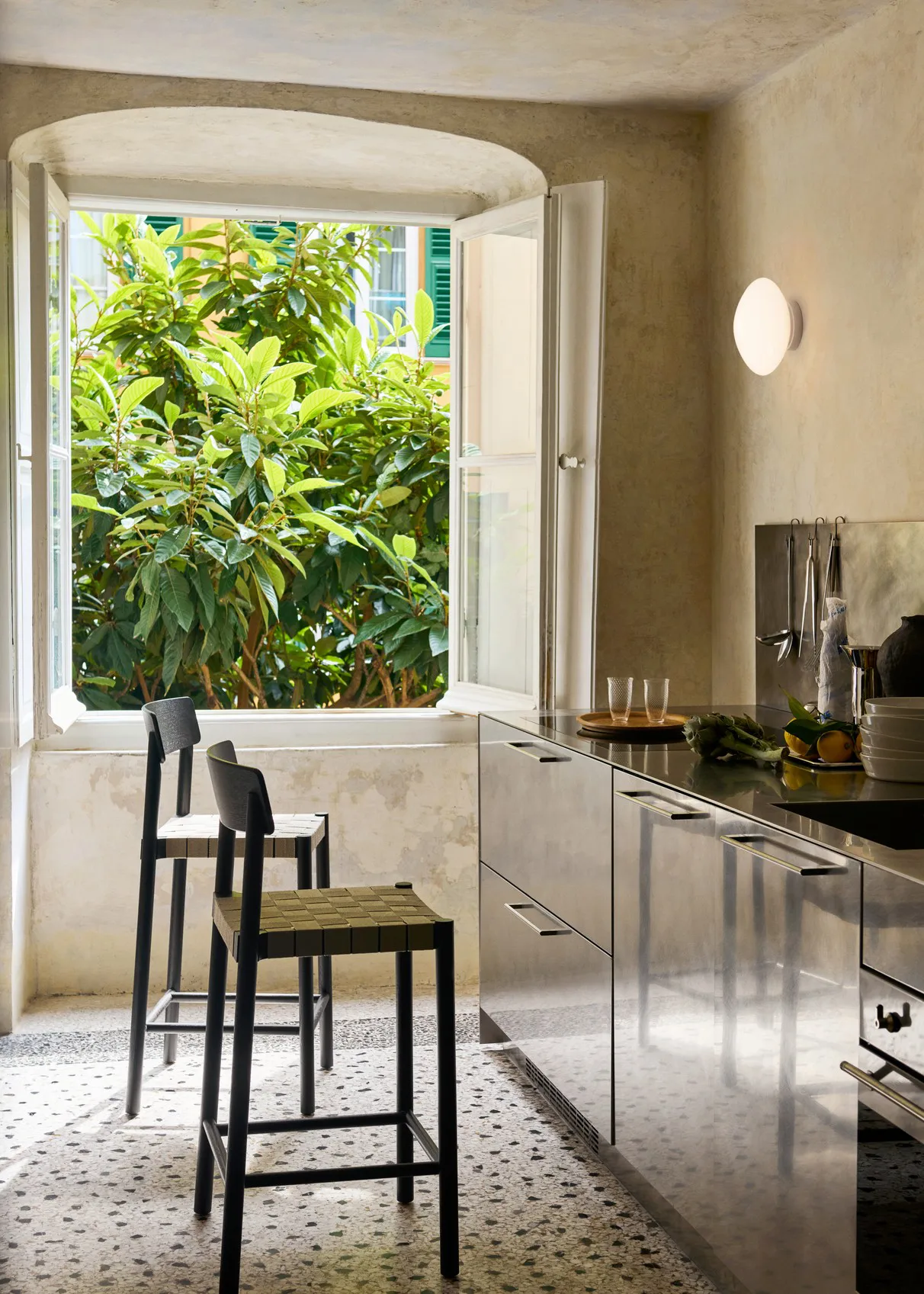 Mist AP22 plafondlamp/wandlamp Ø25 cm, White-opal glass &Tradition