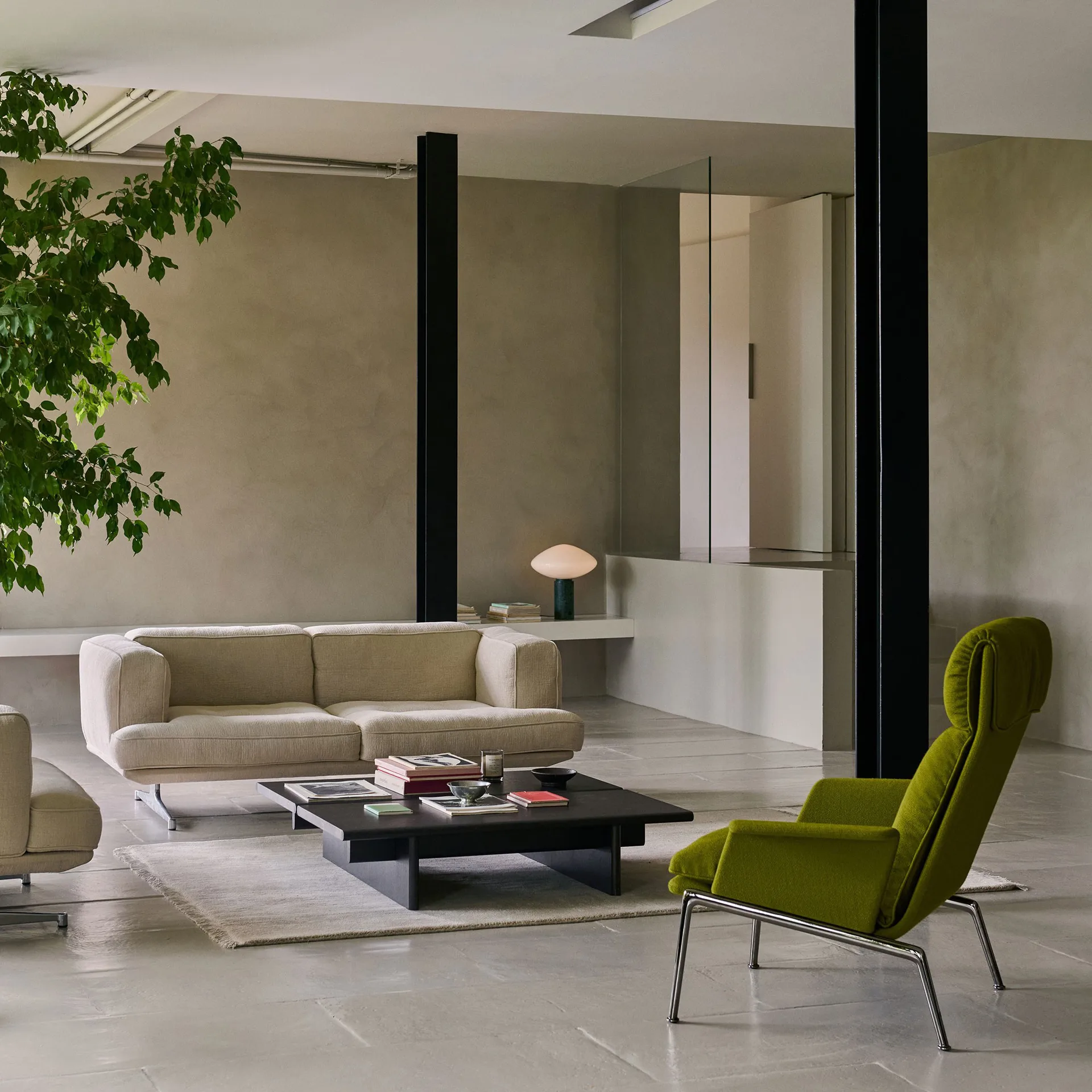 Muno LN17 High back loungefauteuil, Warm black-Vidar 0956 &Tradition