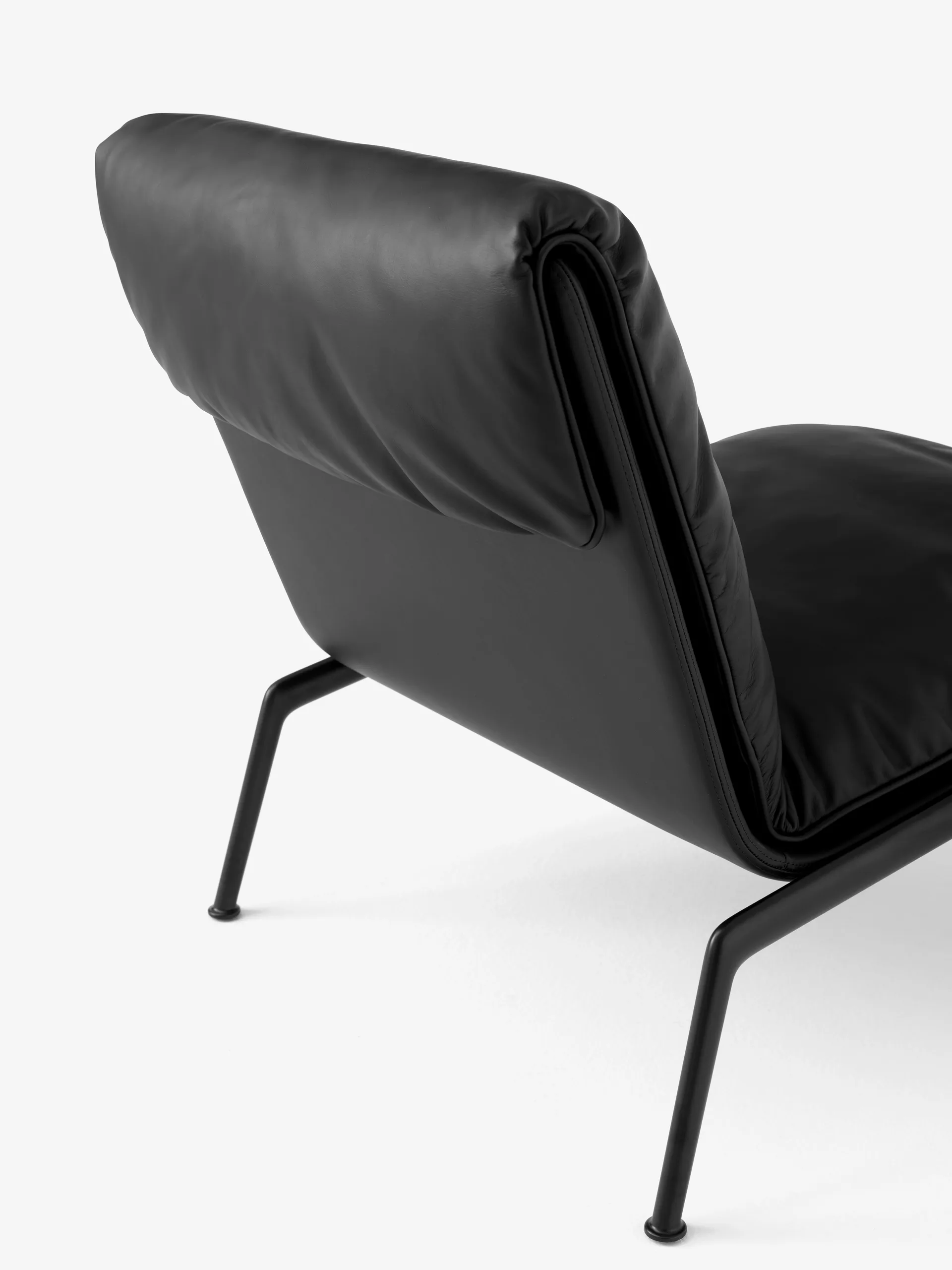 Muno LN18 loungefauteuil, Dark chrome-Noble leather Black &Tradition