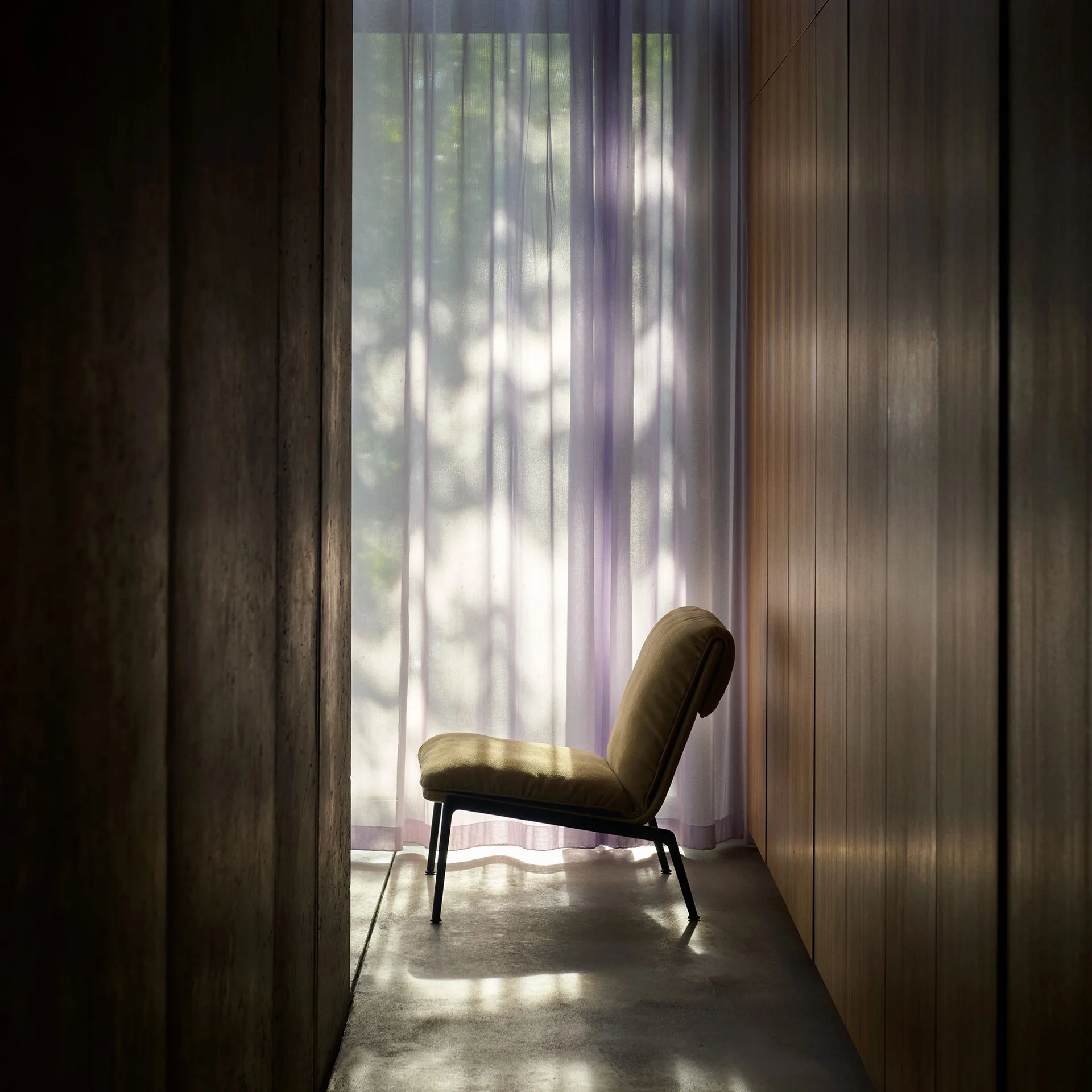 Muno LN18 loungefauteuil, Warm black-Clay 0007 &Tradition