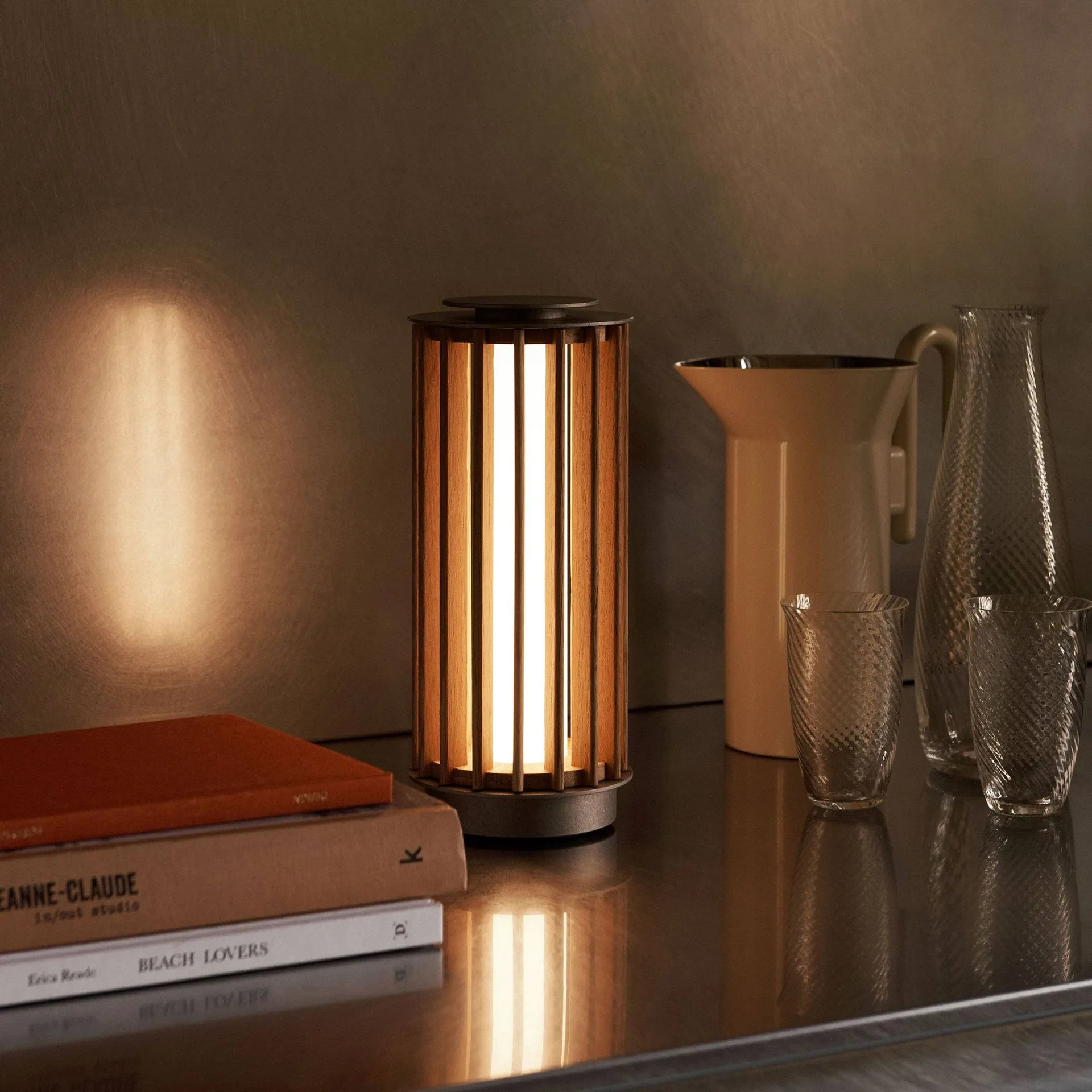 Numbra TY3 draagbare tafellamp, Gelakt eiken-getrommeld aluminium &Tradition