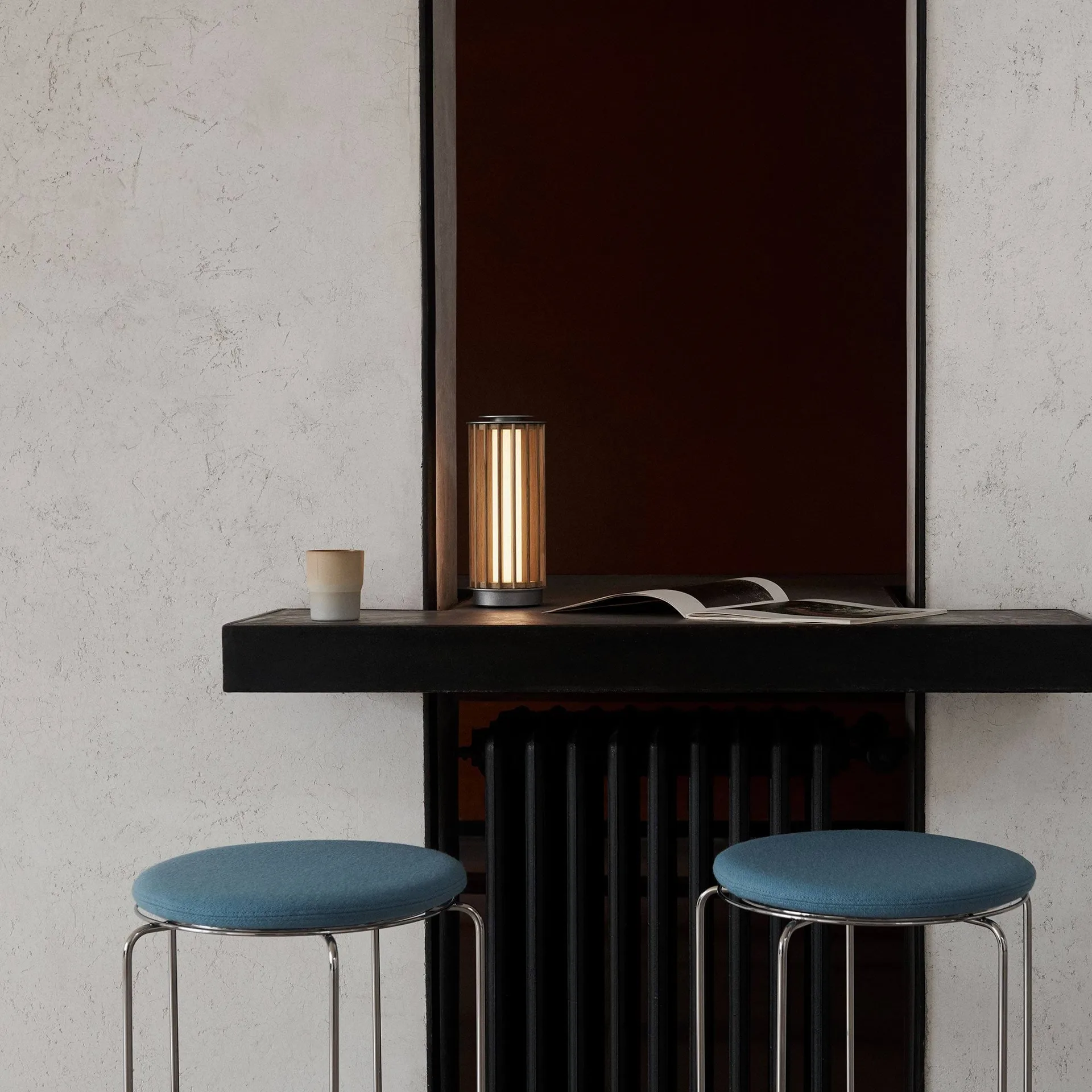 Numbra TY3 draagbare tafellamp, Gelakt eiken-getrommeld aluminium &Tradition