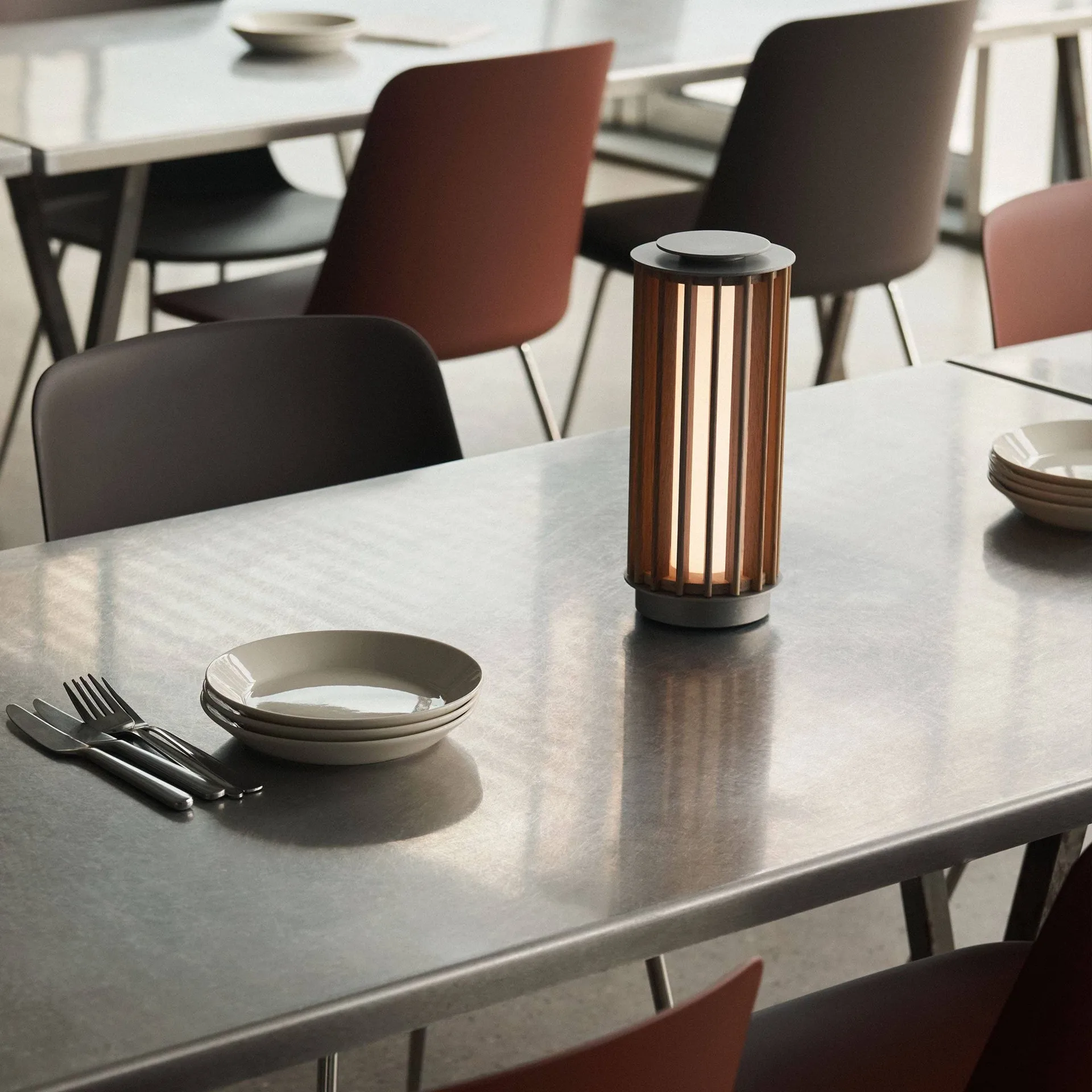 Numbra TY3 draagbare tafellamp, Gelakt eiken-getrommeld aluminium &Tradition