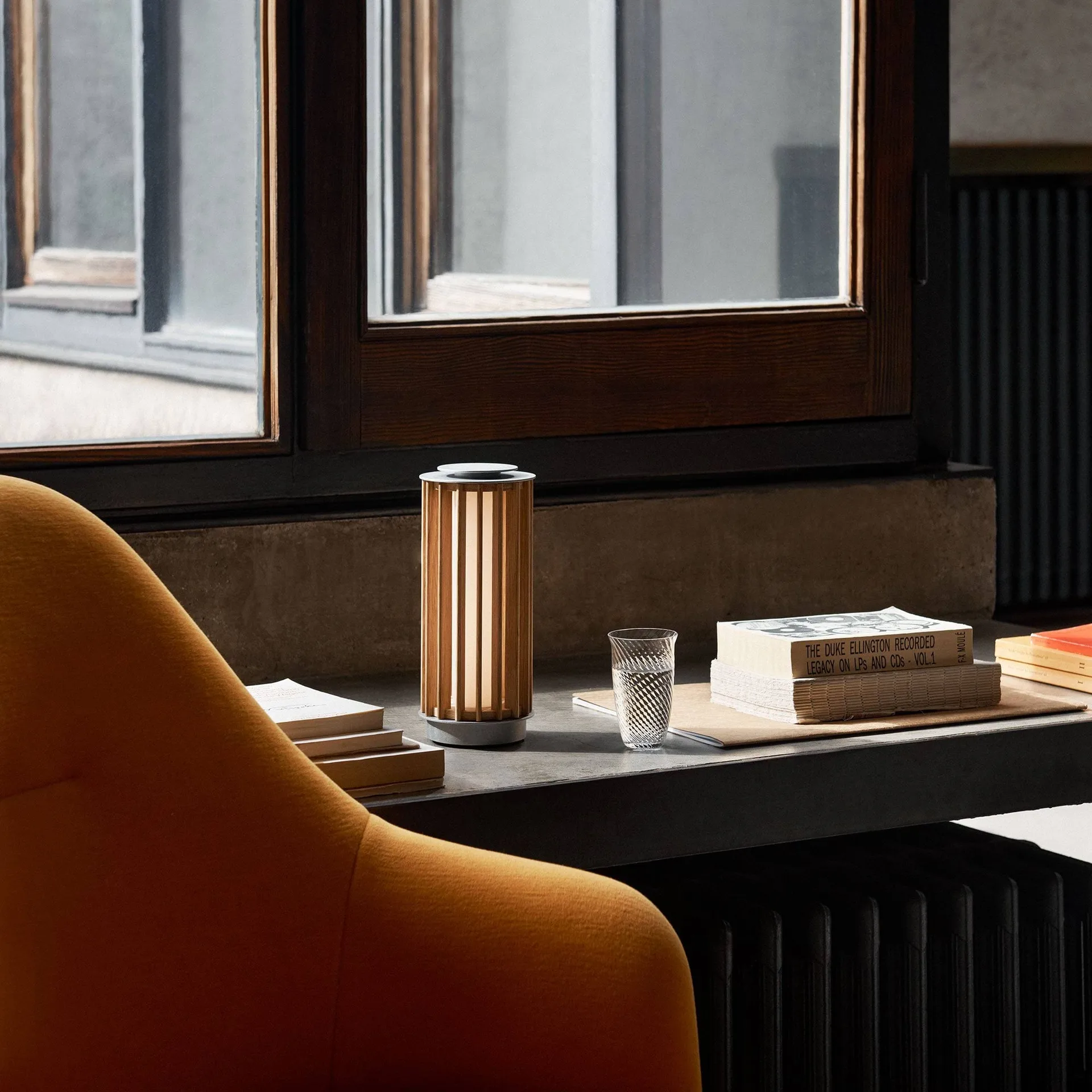 Numbra TY3 draagbare tafellamp, Gelakt eiken-getrommeld aluminium &Tradition