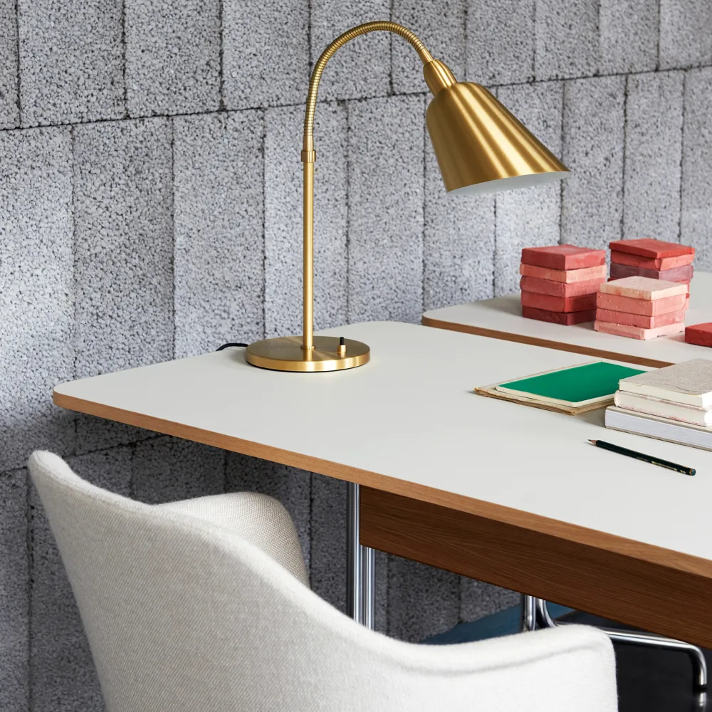 Pavilion AV16 bureau, black linoleum, zwart gelakt eikenhout, zwarte poten &Tradition