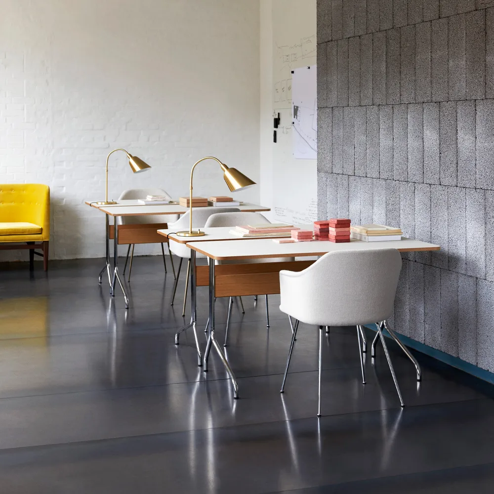 Pavilion AV16 bureau, mushroom linoleum, gelakt eikenhout, verchroomde poten &Tradition