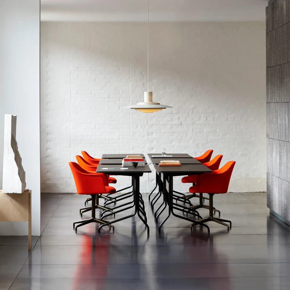 Pavilion AV16 bureau, mushroom linoleum, gelakt eikenhout, verchroomde poten &Tradition