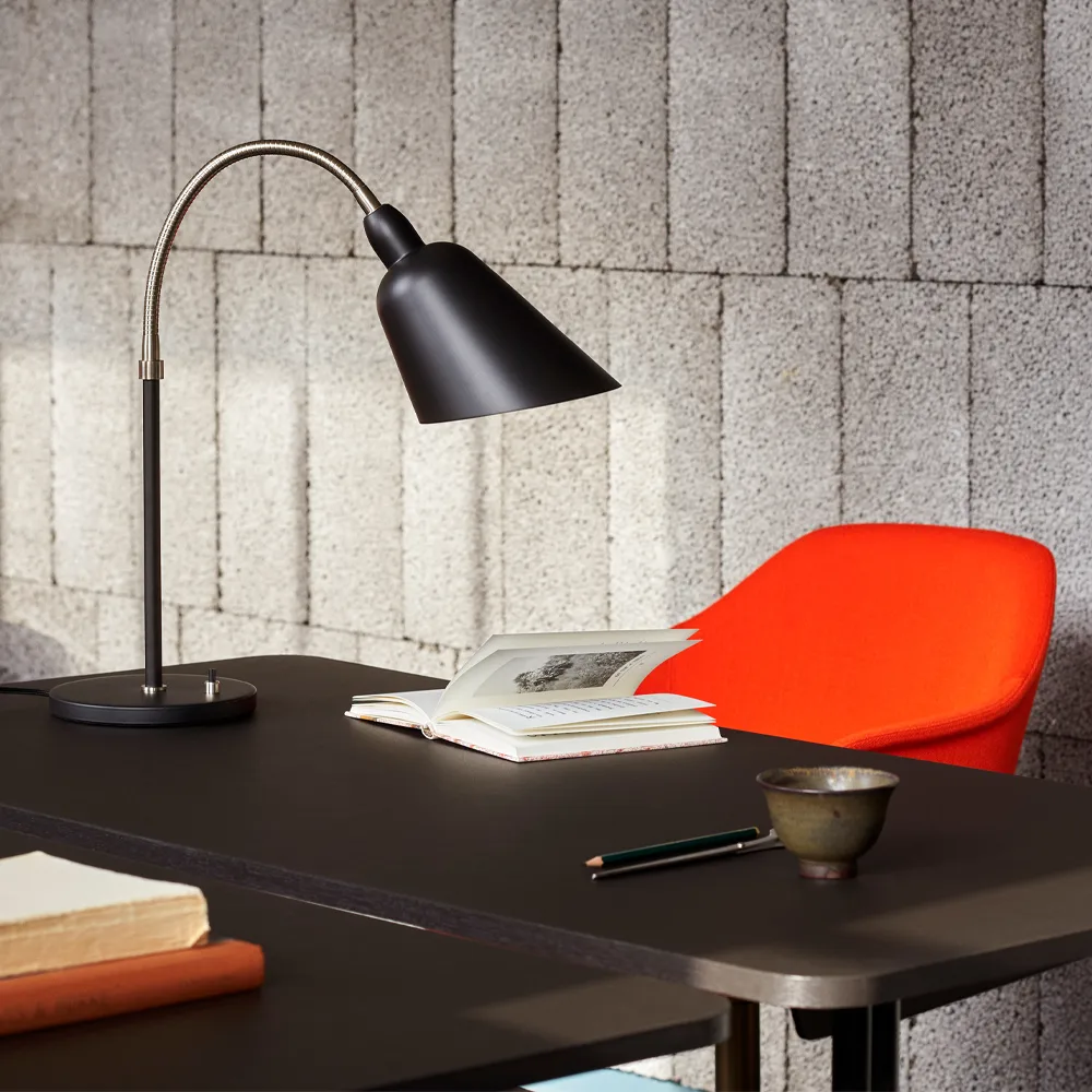 Pavilion AV16 bureau, mushroom linoleum, gelakt eikenhout, verchroomde poten &Tradition