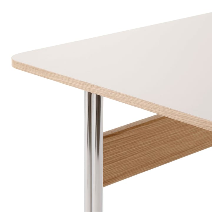 Pavilion AV16 bureau, mushroom linoleum, gelakt eikenhout, verchroomde poten &Tradition