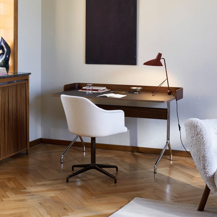 Pavilion AV17 bureau, iron linoleum, gelakt walnoothout, verchroomde poten &Tradition
