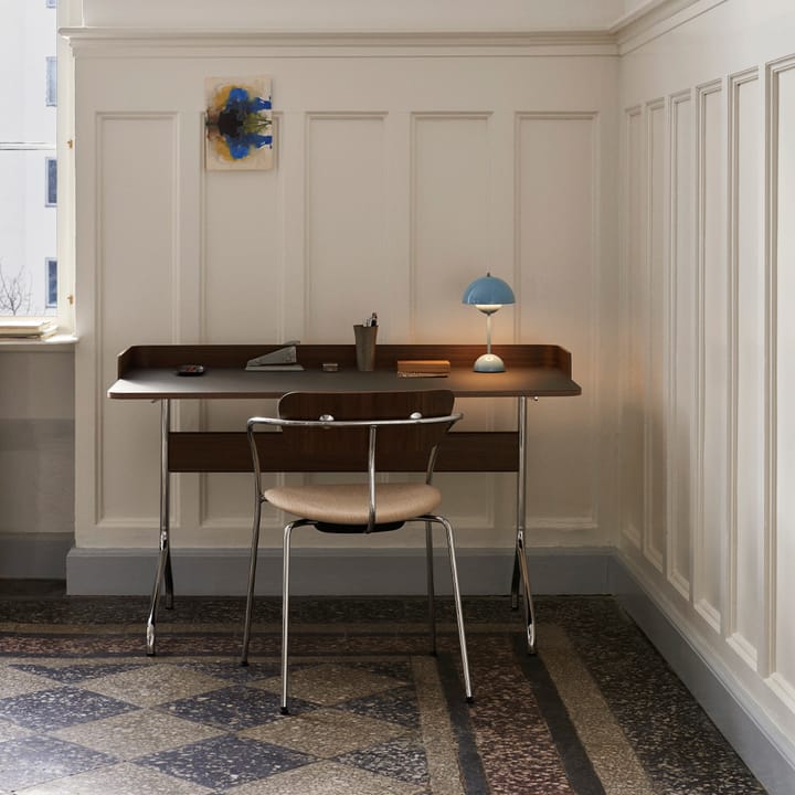 Pavilion AV17 bureau, iron linoleum, gelakt walnoothout, verchroomde poten &Tradition
