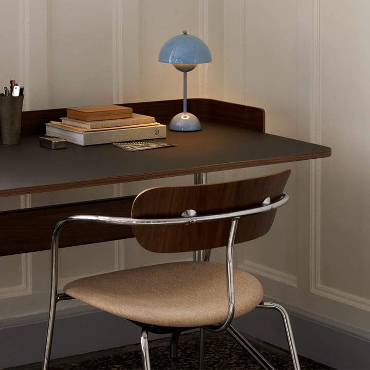 Pavilion AV17 bureau, iron linoleum, gelakt walnoothout, verchroomde poten &Tradition