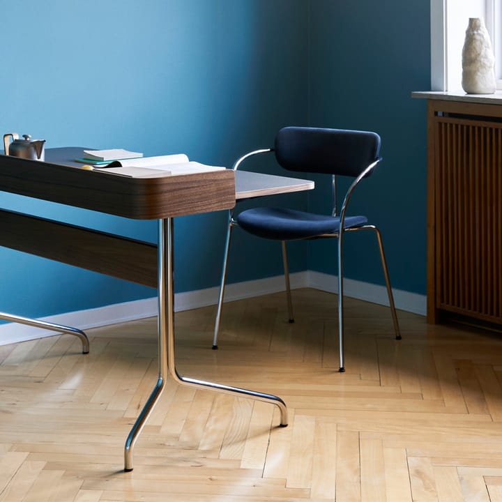 Pavilion AV17 bureau, iron linoleum, gelakt walnoothout, verchroomde poten &Tradition