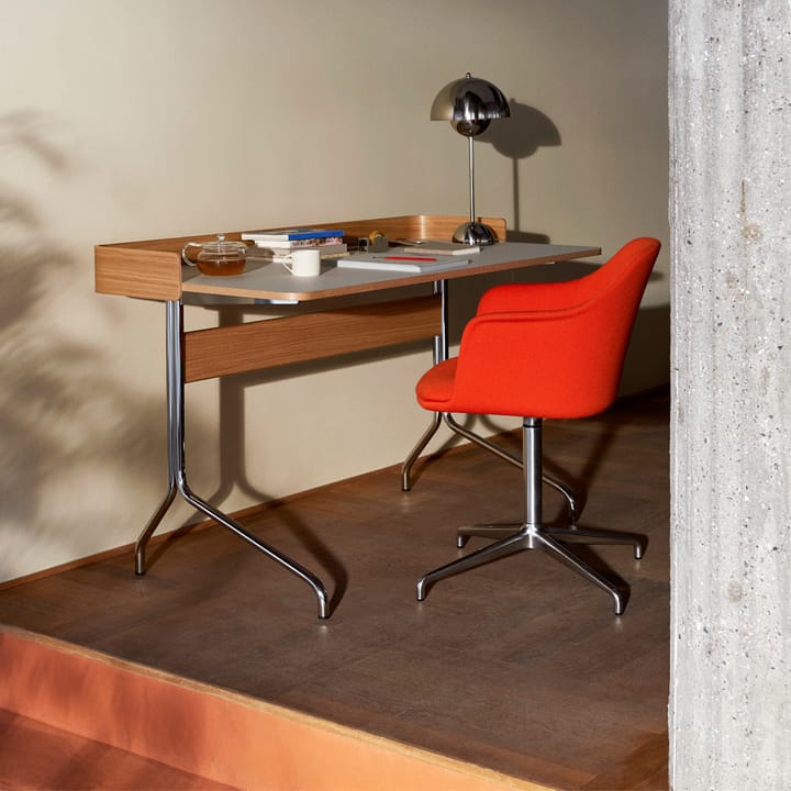 Pavilion AV17 bureau, mushroom linoleum, gelakt eikenhout, verchroomde poten &Tradition
